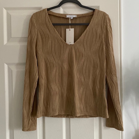 The Wave Textured V Neck Tee - Picture 2 of 2